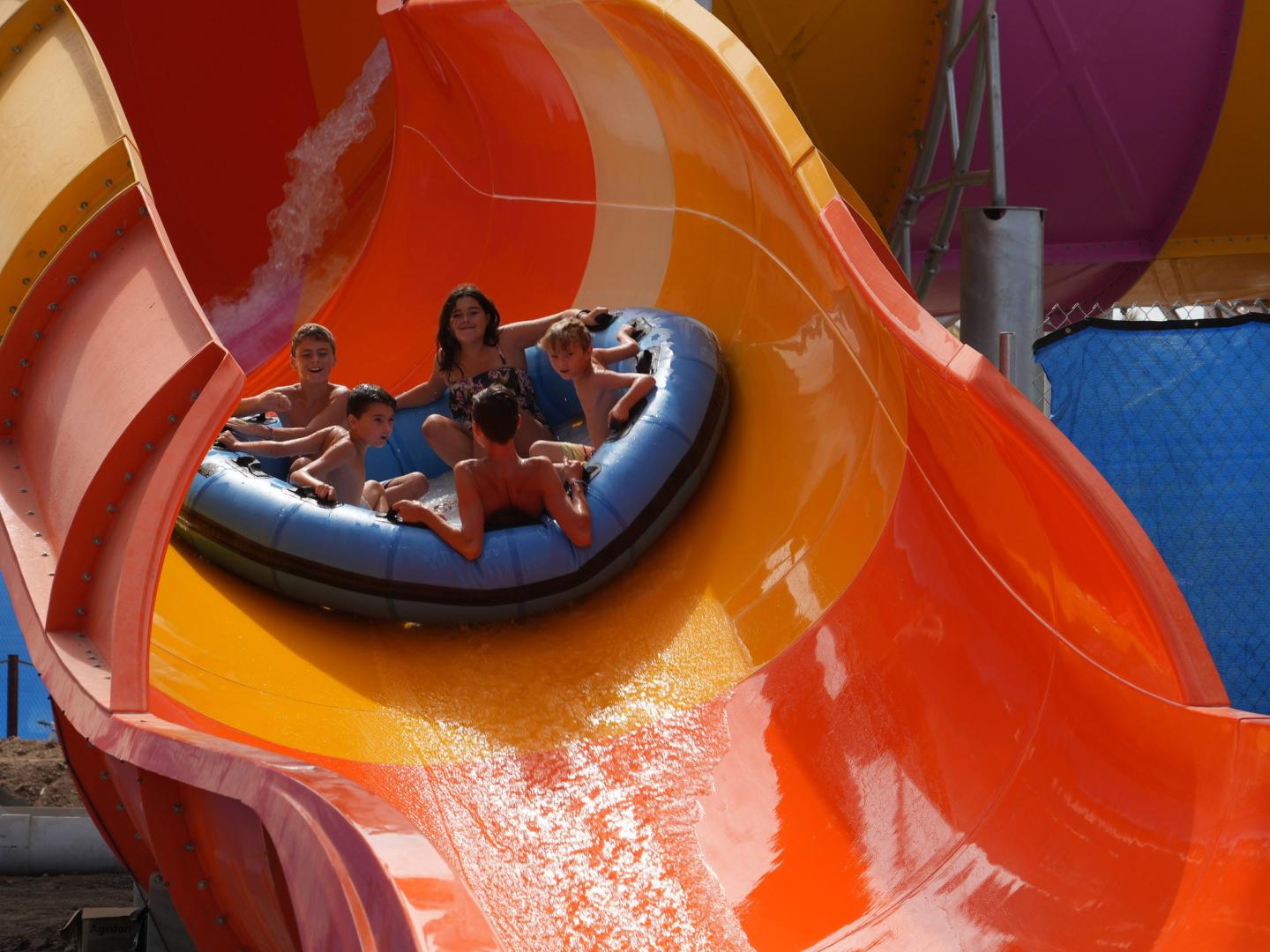 Rasante Fahrt auf einer Wasserrutsche im Wild Rivers Water Park in Irvine, Kalifornien