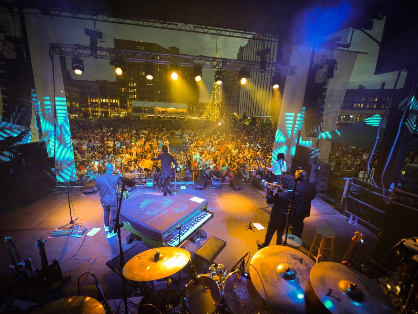 ニューヨーク州ロチェスターで開催されるロチェスター国際ジャズフェスティバルで演奏するバンド