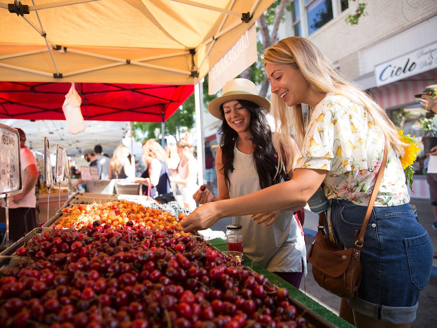 Regionale Erzeugnisse auf dem Bauernmarkt an der State Street in Carlsbad, Kalifornien