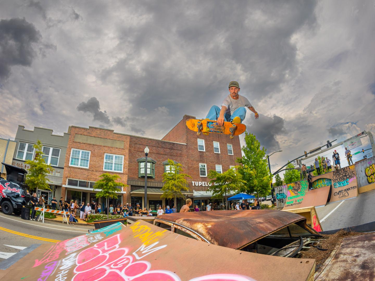 Skateur exécutant une figure durant le Change Fest à Tupelo, Mississippi