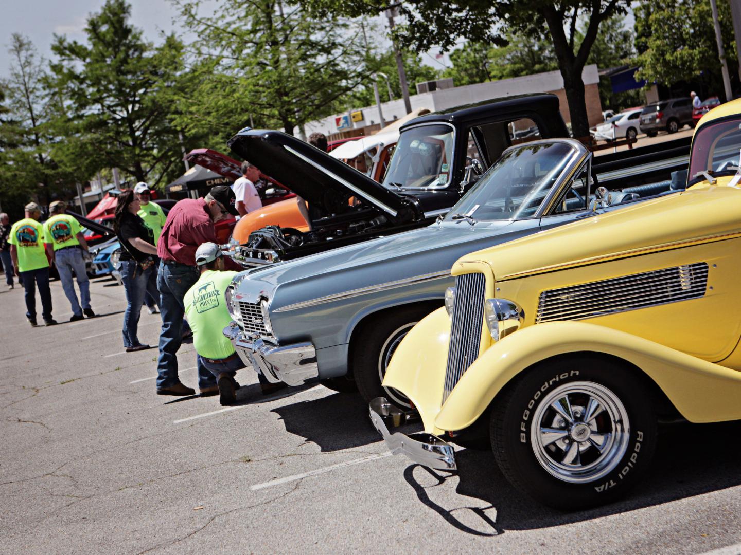 Voitures de collection prêtes à participer au Blue Suede Cruise à Tupelo, Mississippi