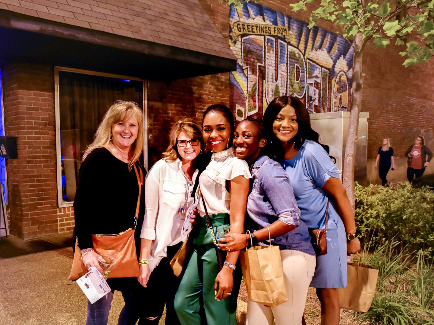 Participantes profitant de l’événement viticole Wine Downtown à Tupelo, Mississippi