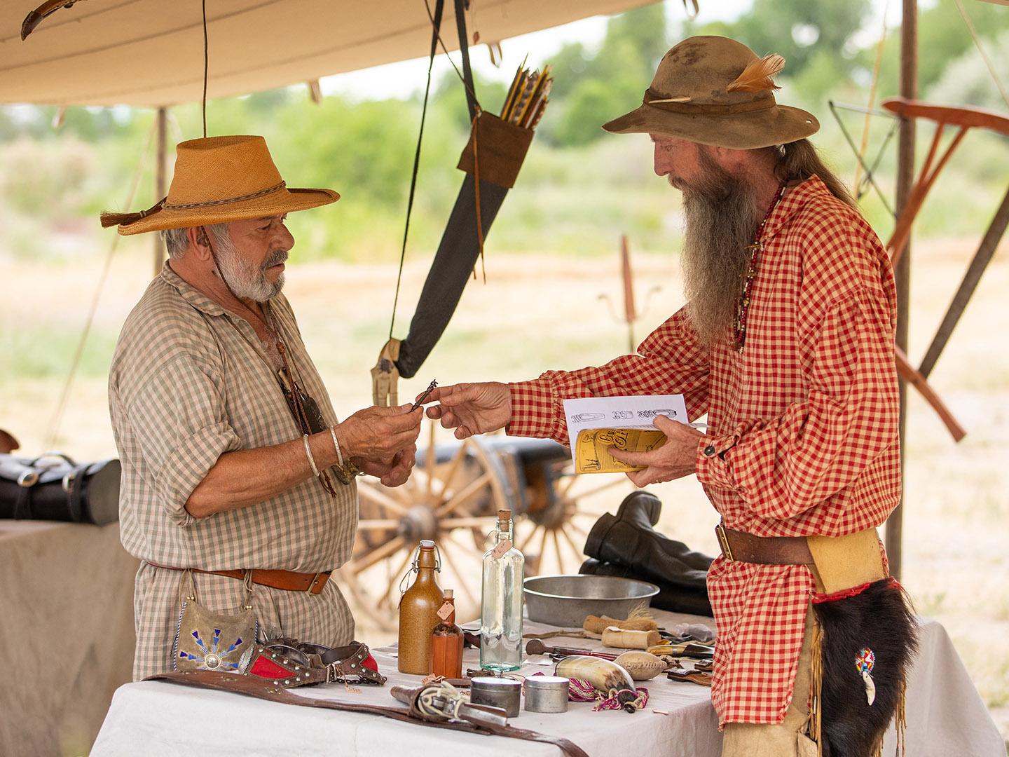 Acteurs en costumes d’époque au 1838 Mountain Man Rendezvous à Riverton, Wyoming
