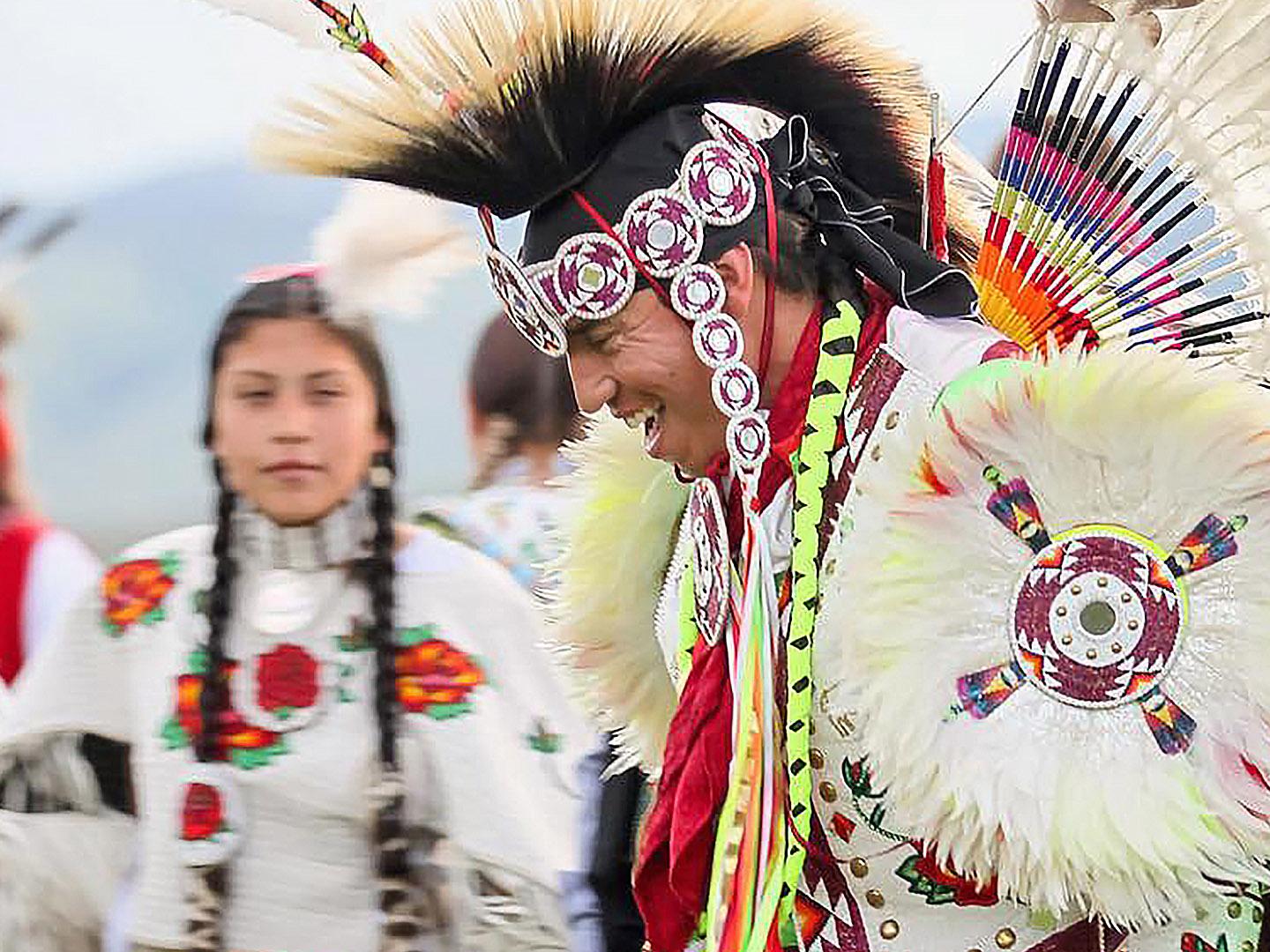 Composée d’artistes issus des tribus des Shoshones orientaux et des Arapahos du Nord, la troupe Eagle Spirit Singers and Dancers se produit au Pioneer Museum de Lander, Wyoming