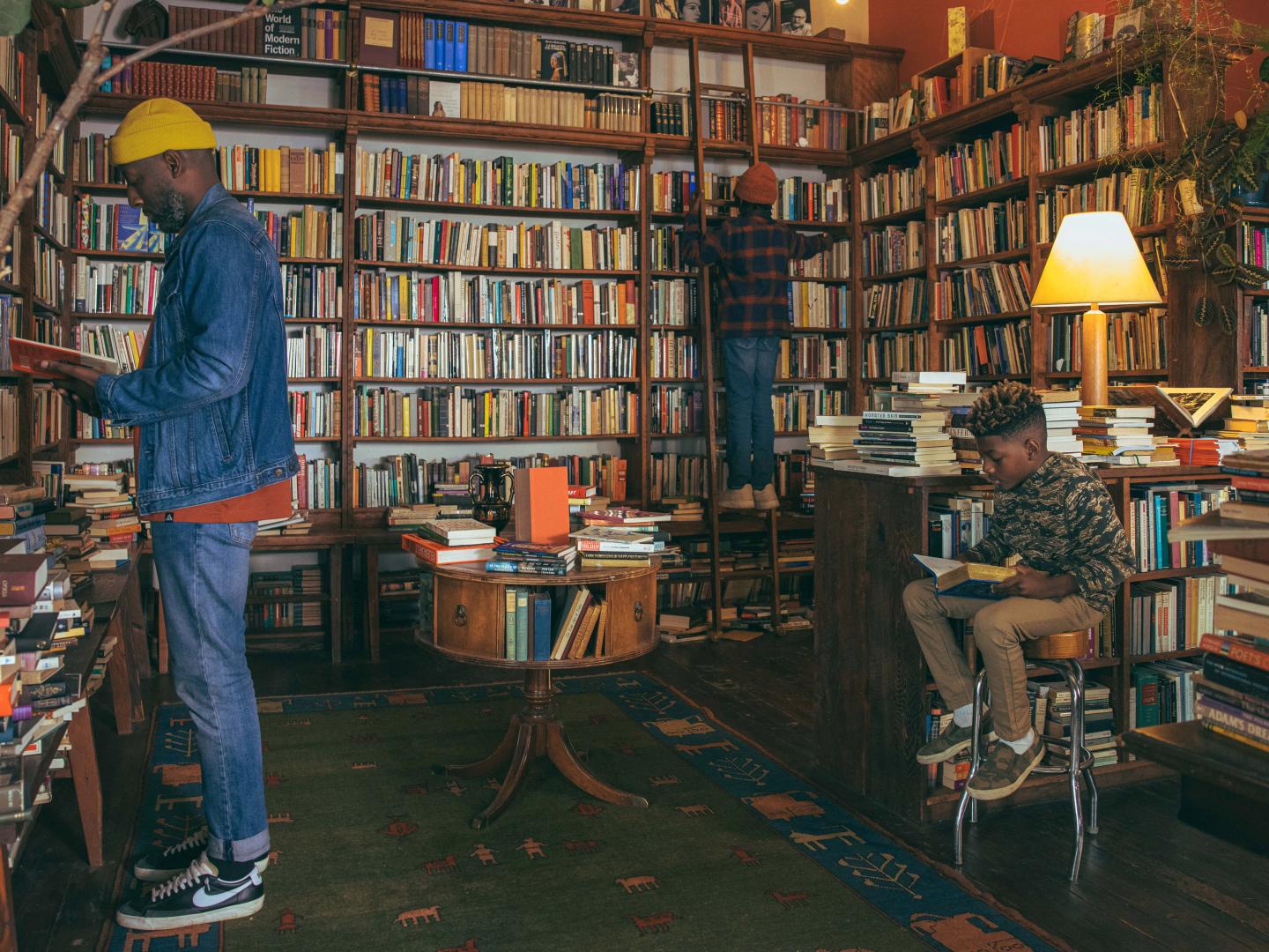 在俄勒冈州波特兰市鲍威尔书店的书架旁阅览图书