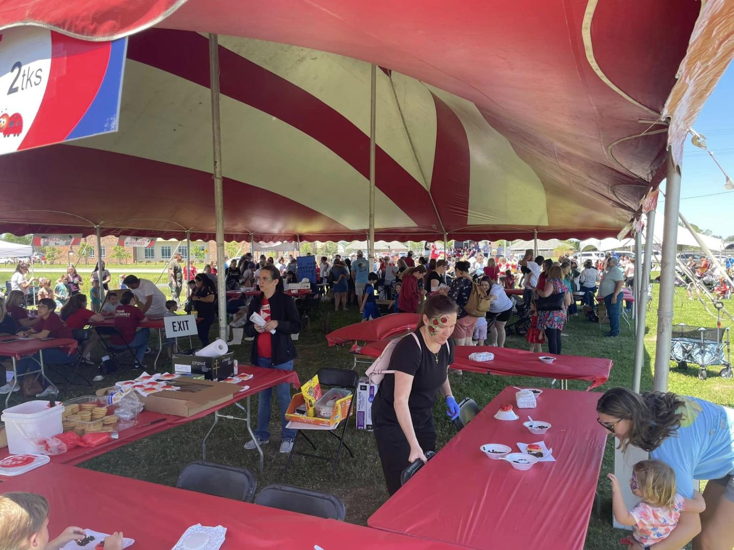 Séance de maquillage et festivités au Ladybug Ball à Houma, Louisiane