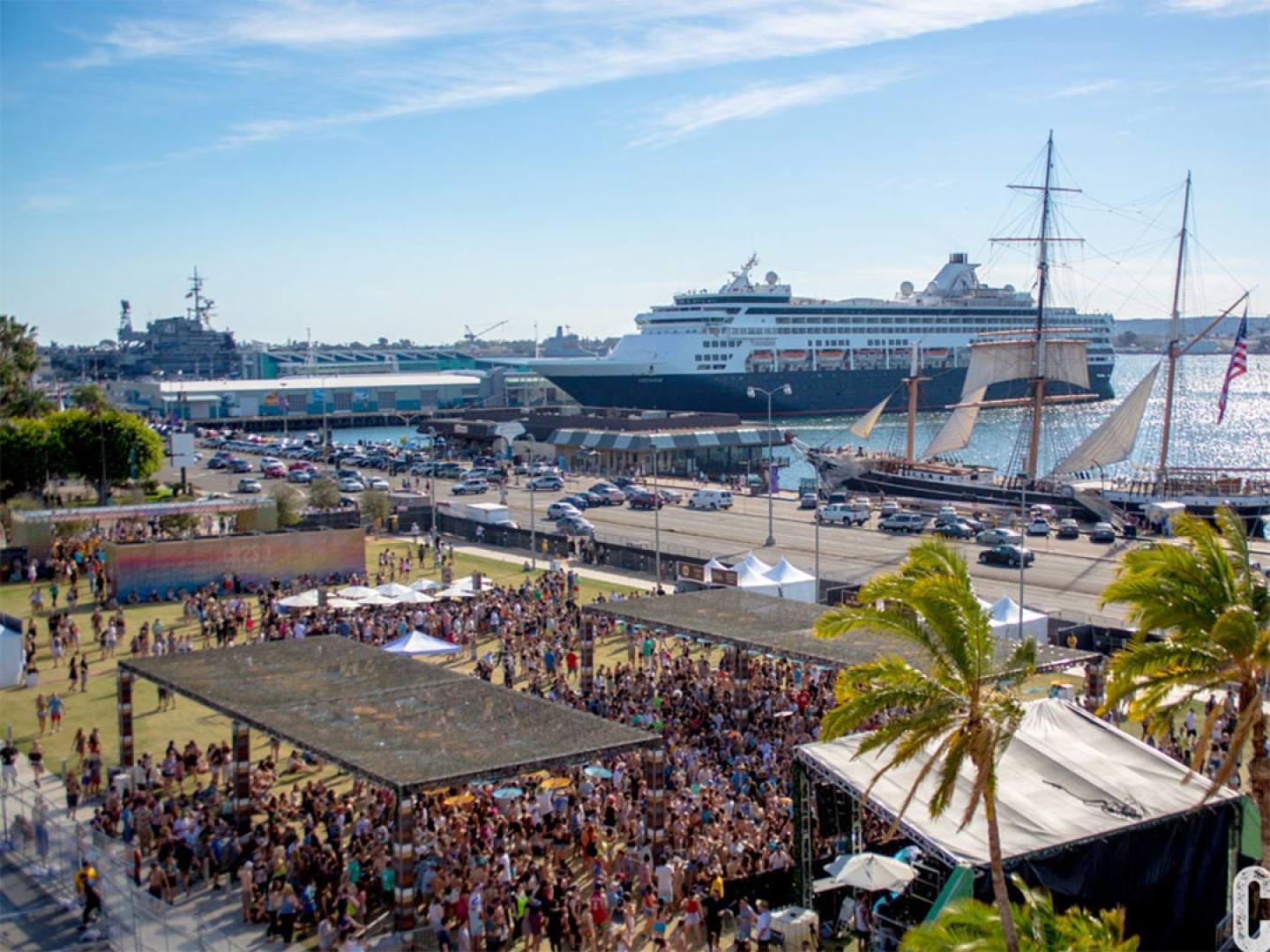 サンディエゴのダウンタウンでワンダーフロント・ミュージック & アーツ・フェスティバルを楽しみます