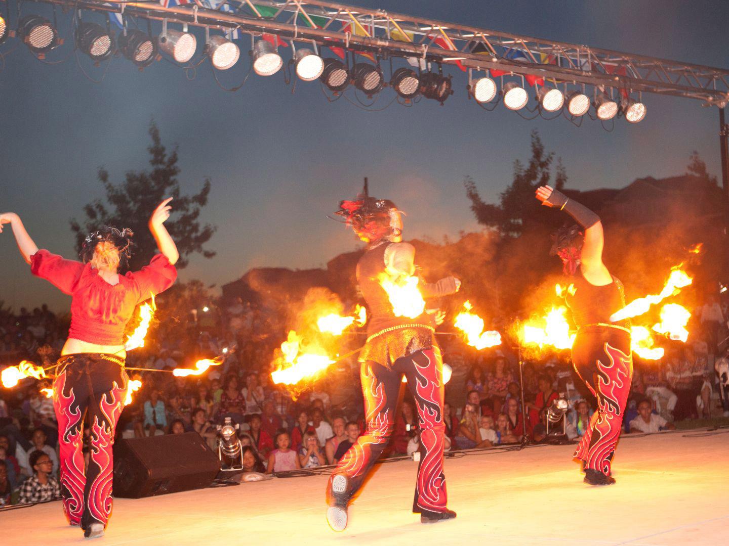 Darbietung beim I-Fest International Festival & Wines of the World in Rancho Cordova, Kalifornien