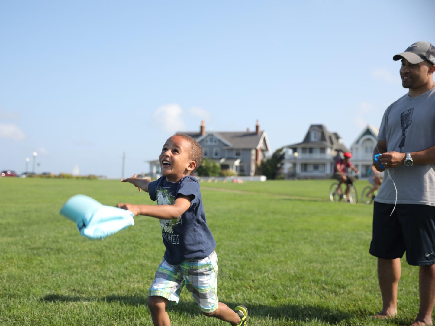 在 Juneteenth Jubilee 庆典的举办地橡树崖享受明媚时光