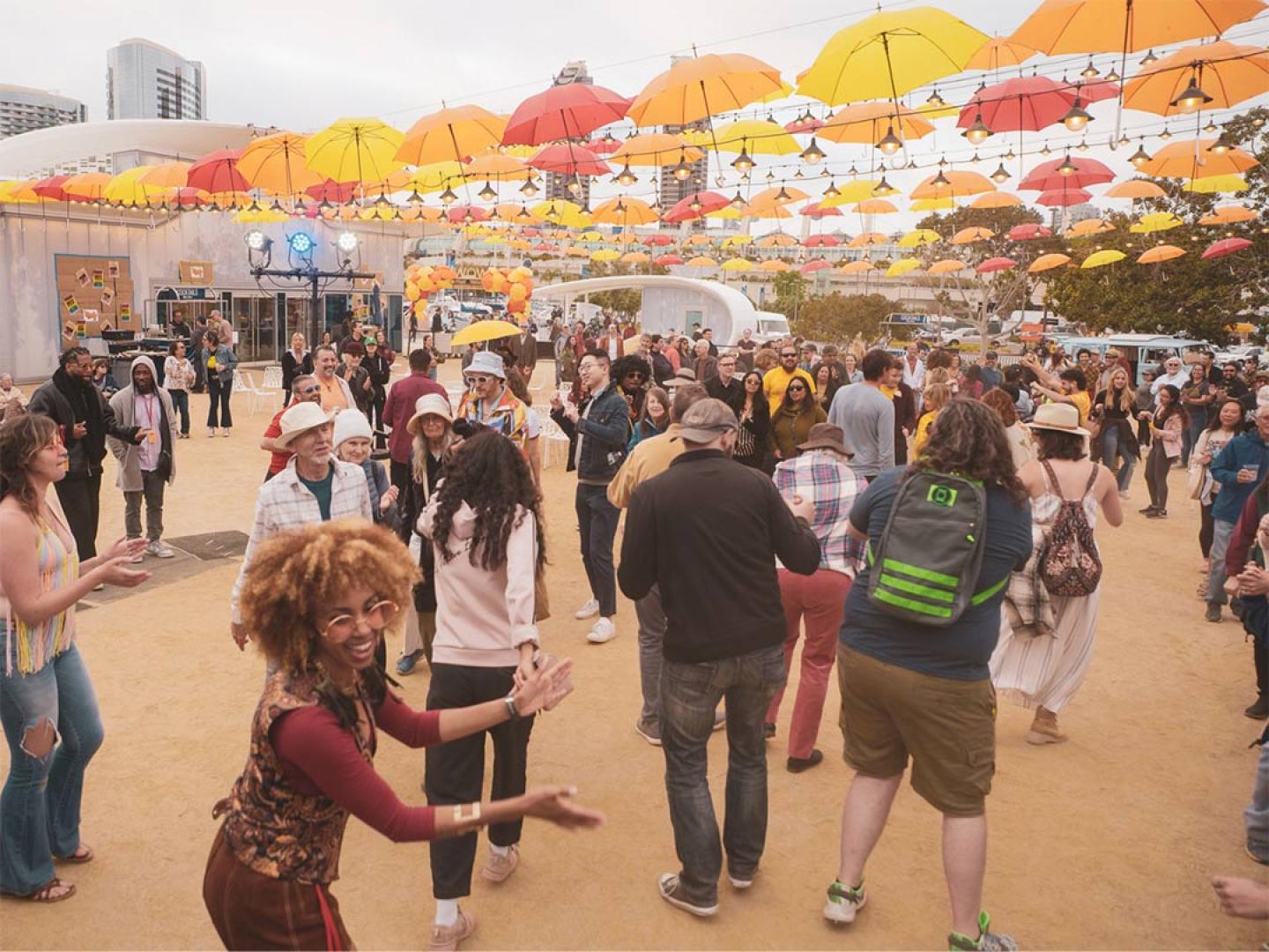 レイディシェルで開催される WOW フェスティバルでダンスします