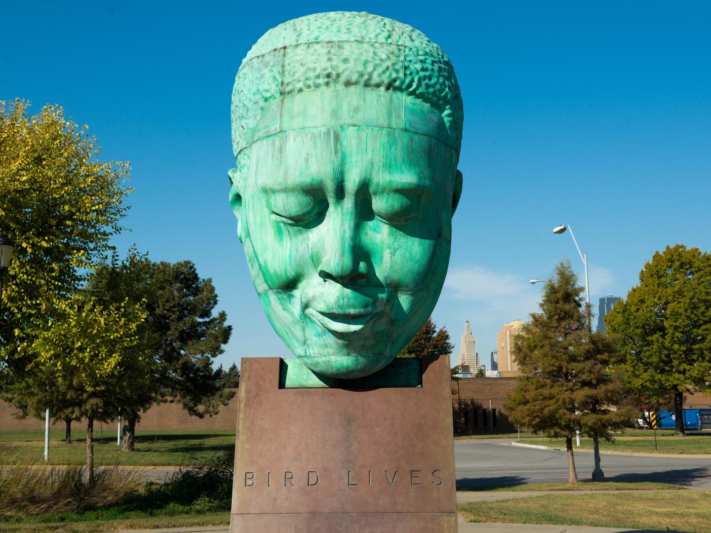 堪萨斯城 18th & Vine 历史爵士区的查理·帕克雕像