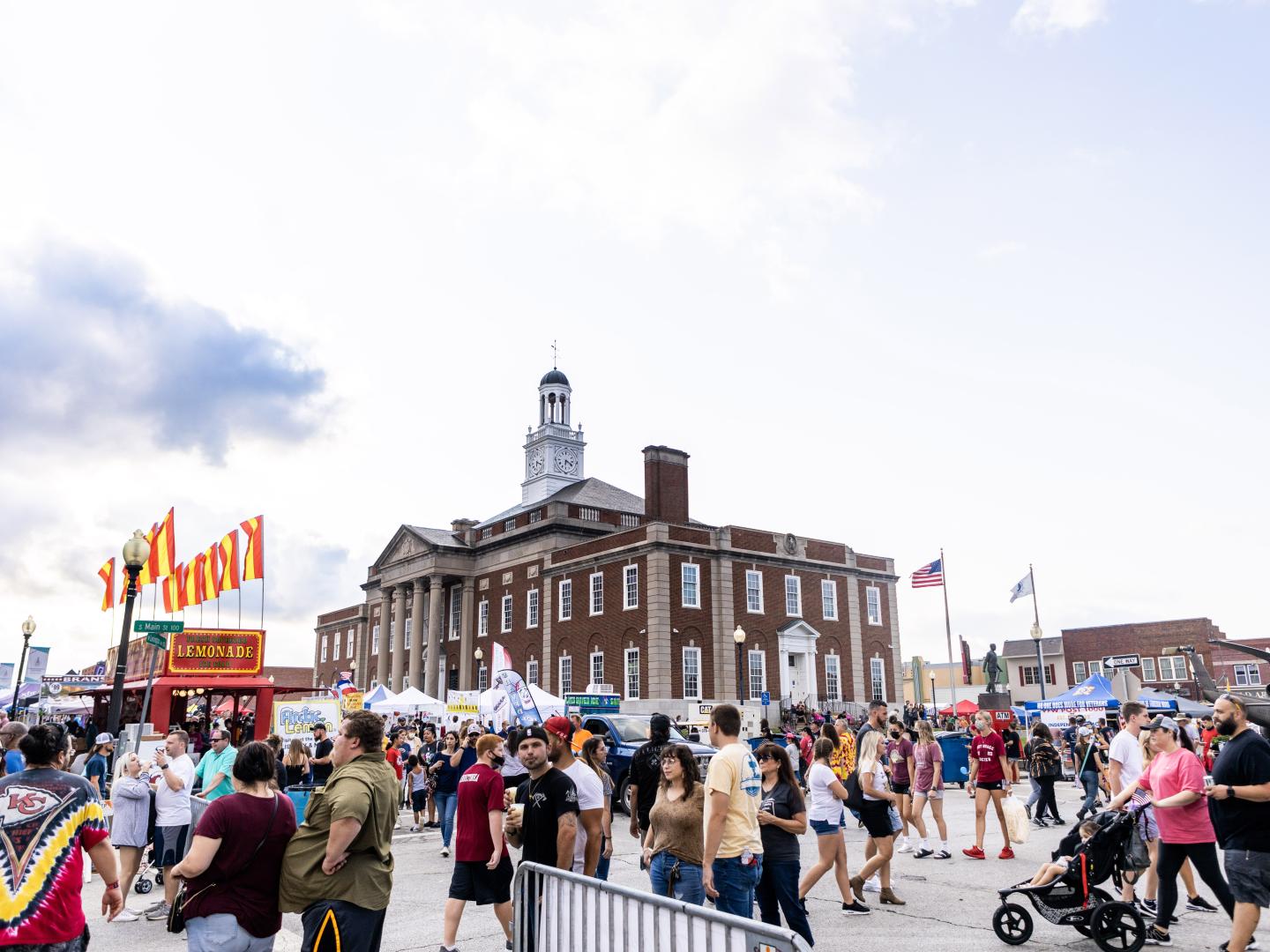 参加堪萨斯城圣卡利贡节庆活动的人们在尽情享受。