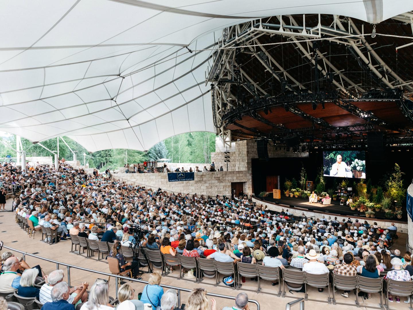 在爱达荷州太阳谷举行的太阳谷作家大会 (Sun Valley Writers’ Conference) 上，成员在观众面前进行展示