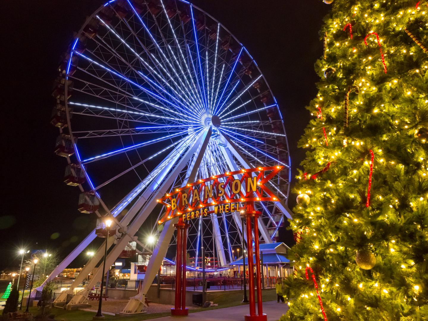 Decorações natalinas na Branson Ferris Wheel em Branson, Missouri