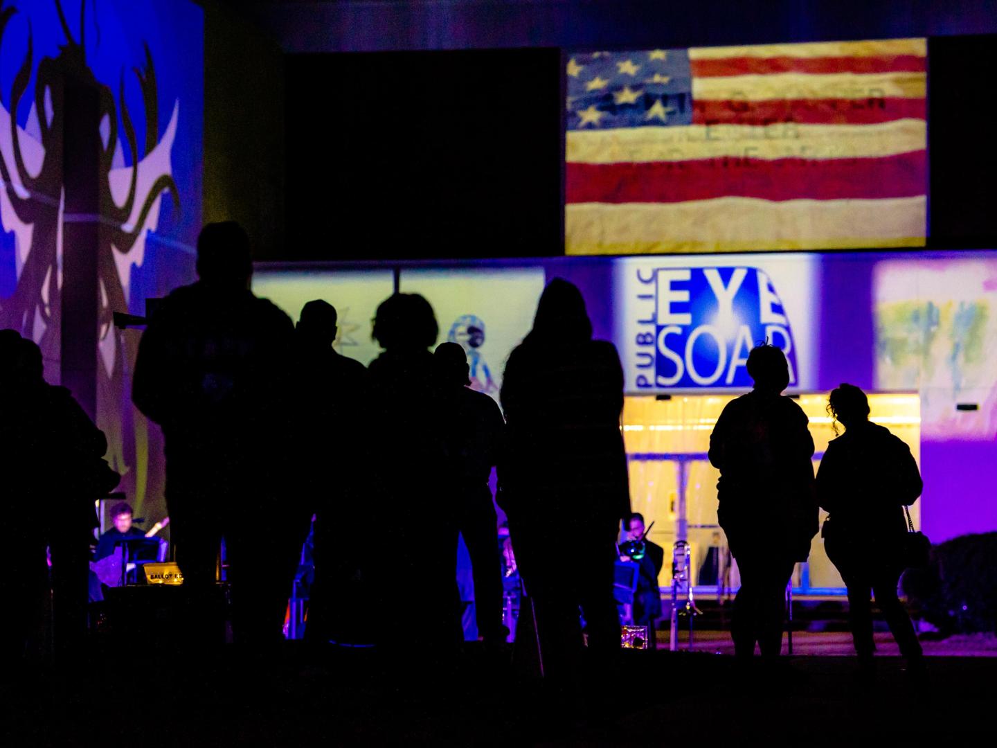 Proyecciones artísticas en exhibición durante el festival Public Eye Soar en Panama City, Florida