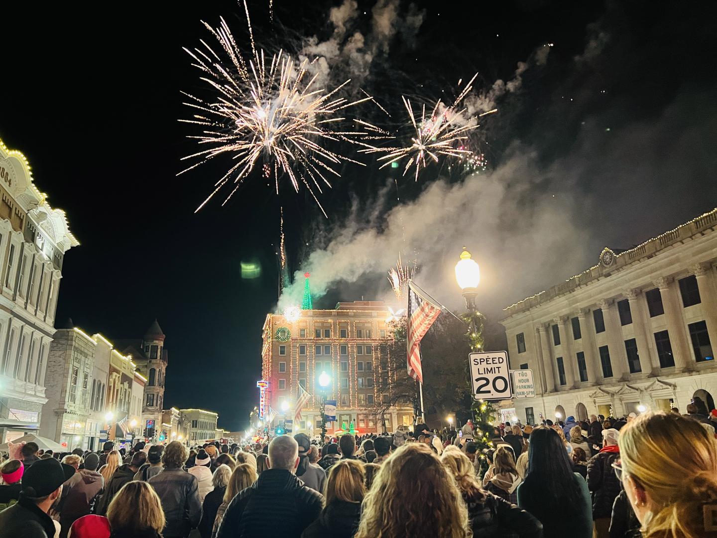 미주리주 세달리아 시내 위로 펼쳐지는 불꽃놀이 공연