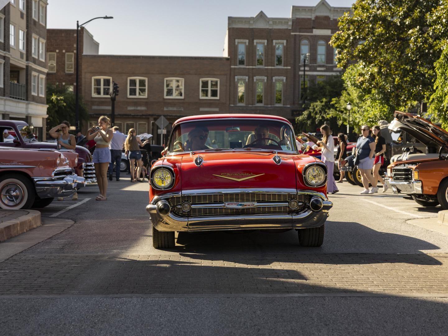 Carros clássicos cruzam a praça do centro da cidade em Bowling Green, Kentucky