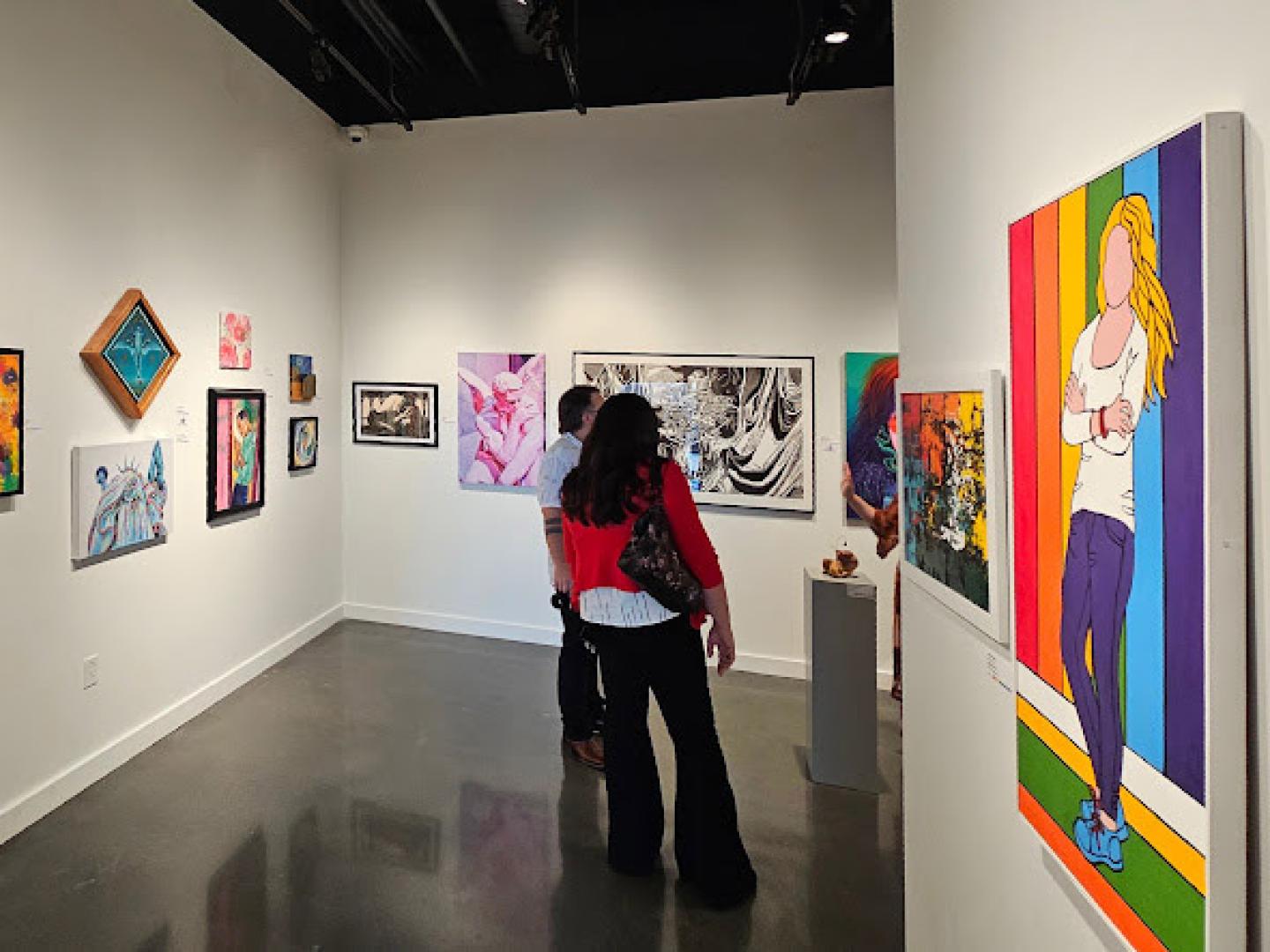 Admira el arte en el Spiva Center for the Arts en Joplin, Misuri.