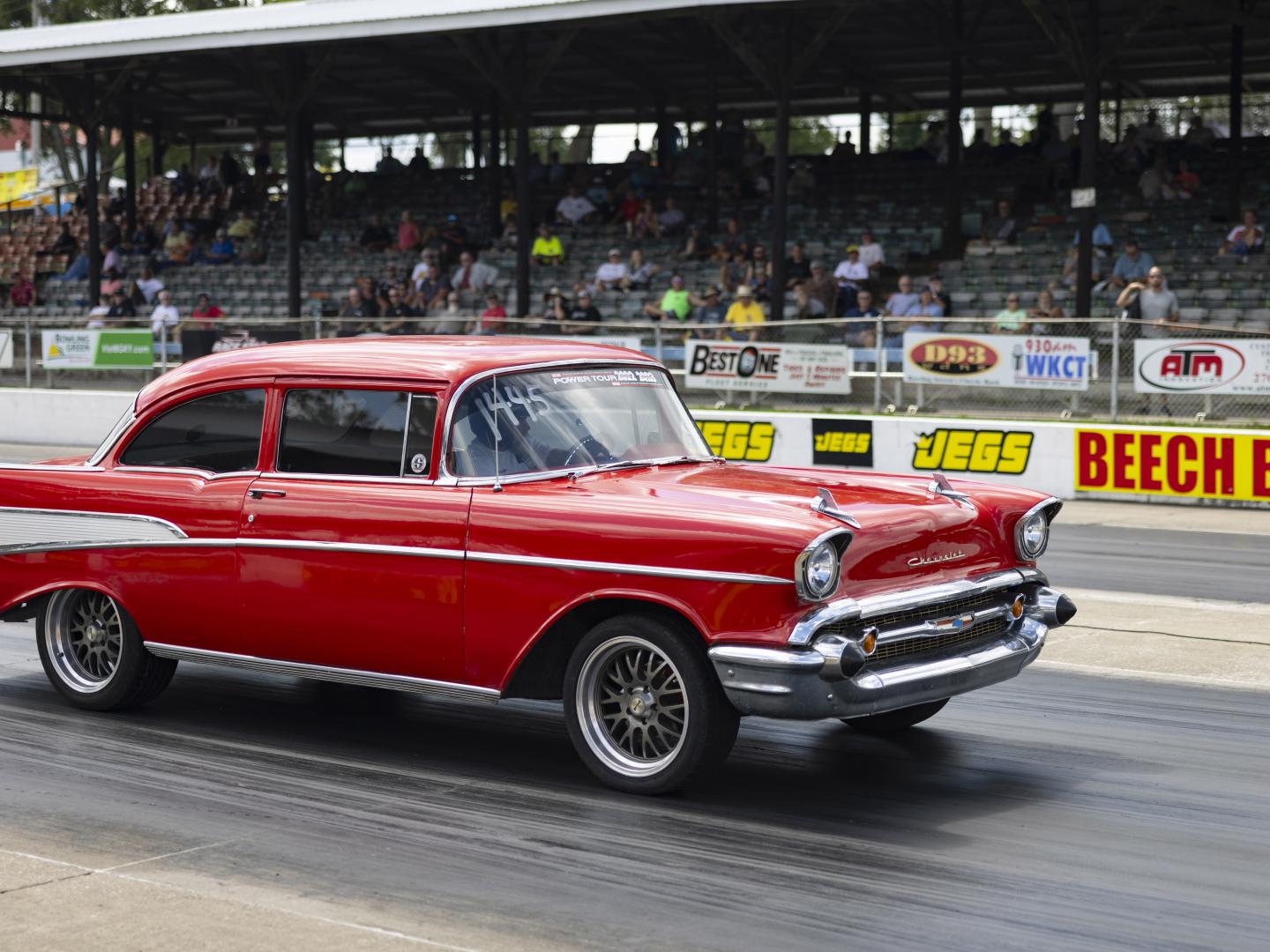 Un auto deportivo antiguo en Tri-Five Nationals en Bowling Green, Kentucky