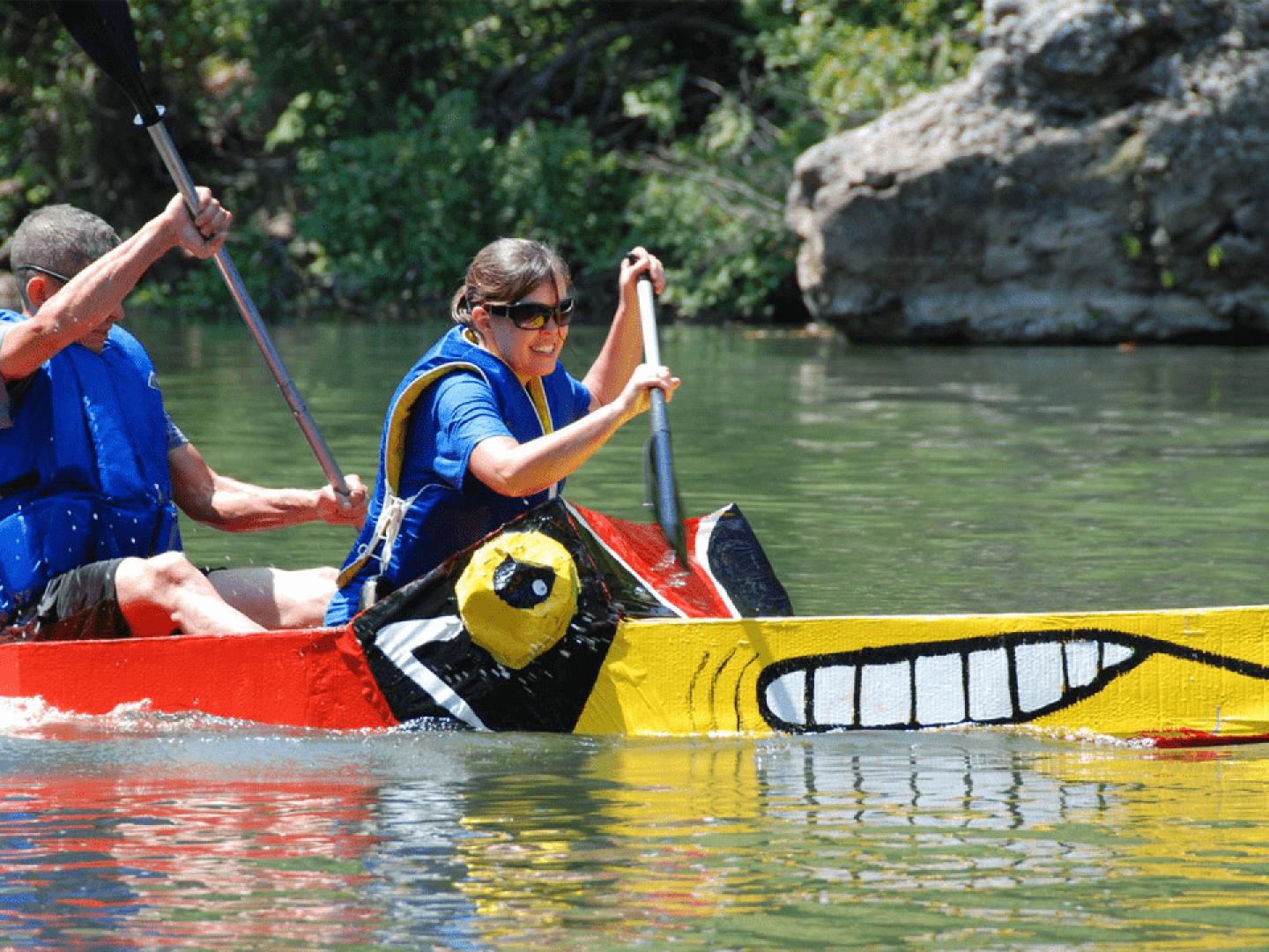 Remando en Shoal Creek en Joplin, Misuri
