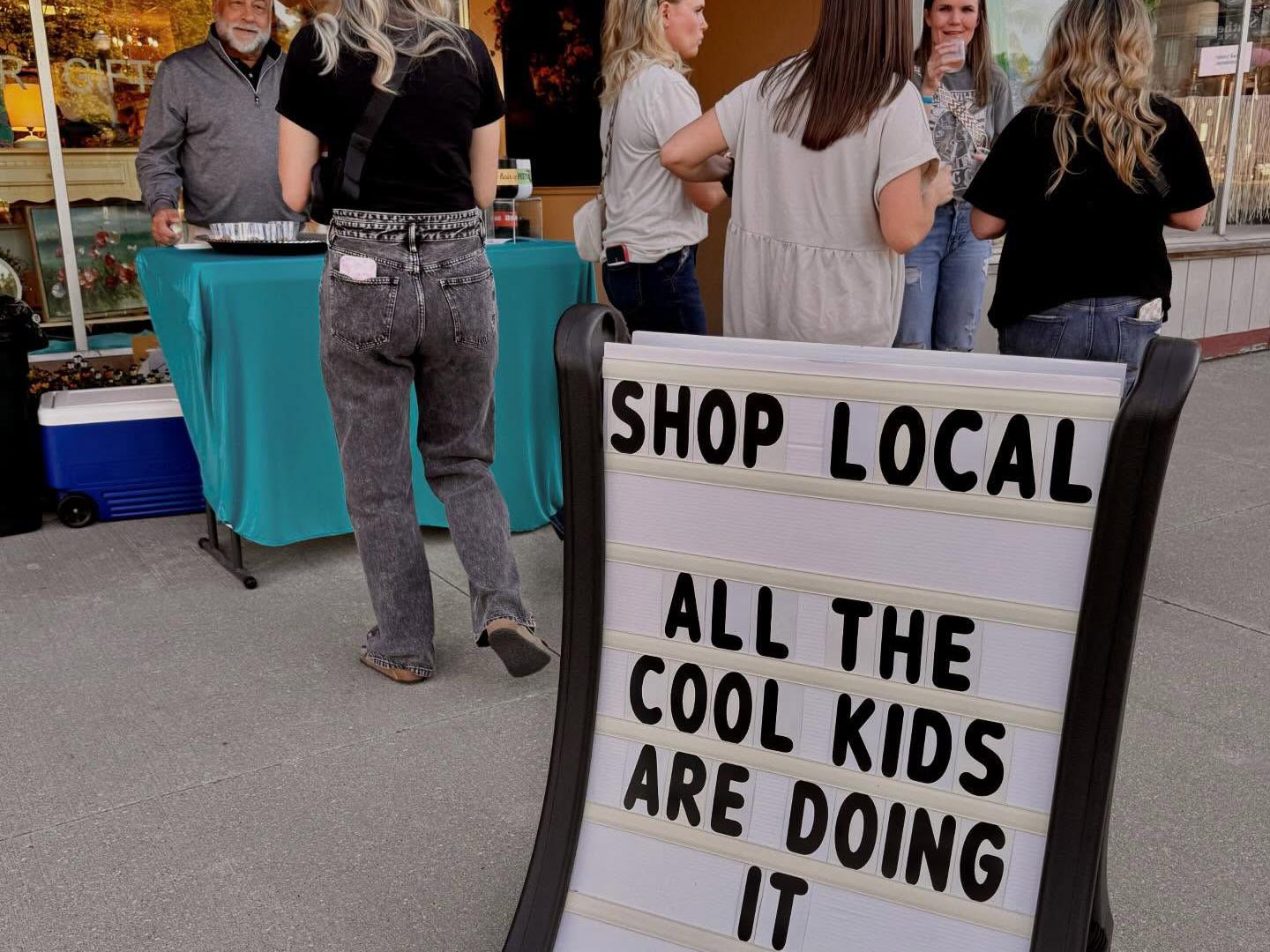 Participantes en el Wine Walk anual en Chillicothe, Misuri