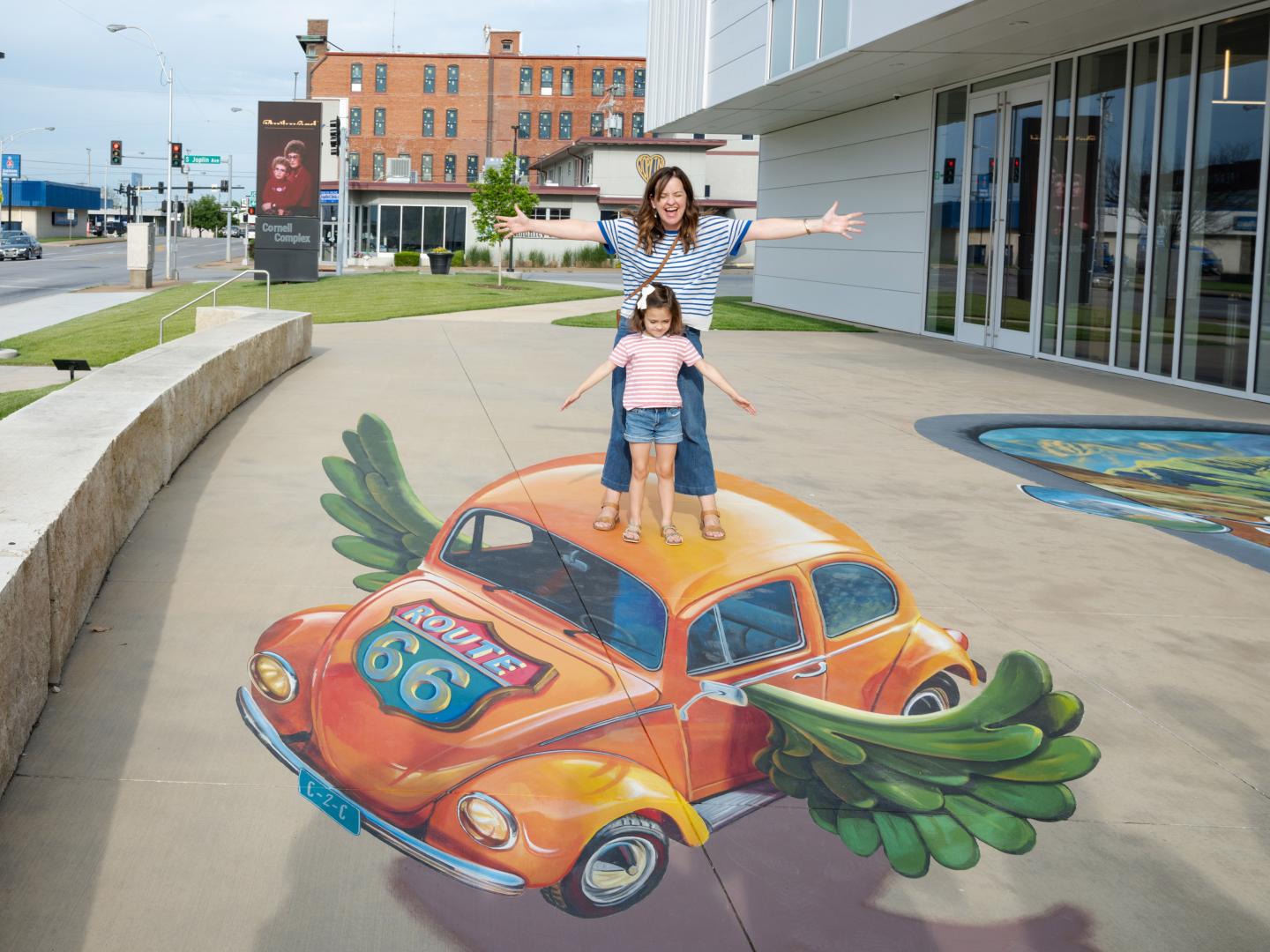 Posando con arte callejero durante el Route 66 World Street Painting Festival en Joplin, Misuri