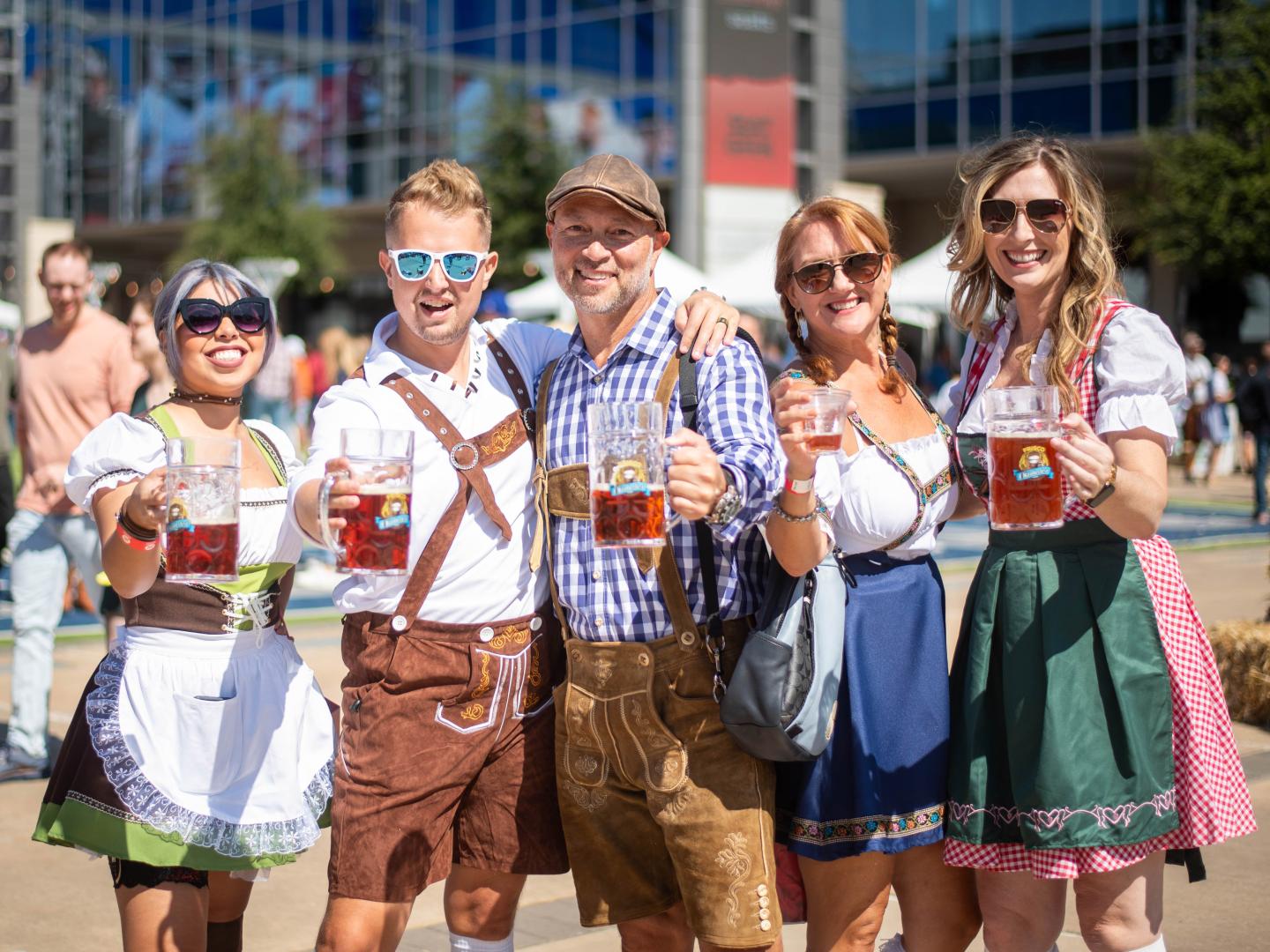 Asistentes con disfraces festivos en el Frisco Oktoberfest en Texas