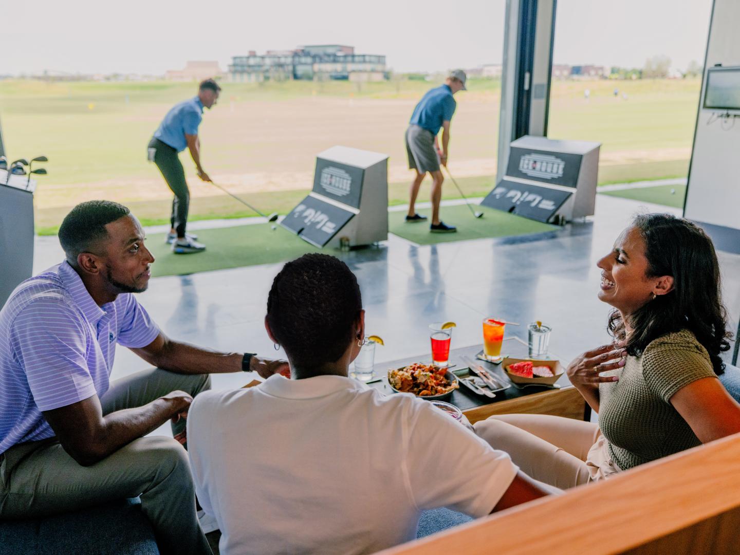 Practicando golf en Ice House, ubicado en Omni PGA Frisco, Texas