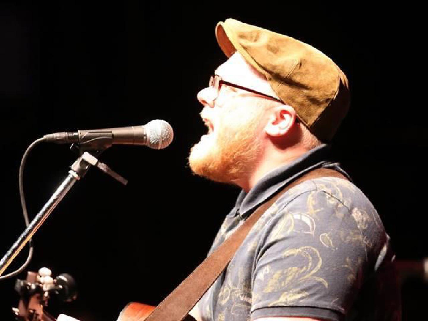 Un músico tocando durante un concierto de Backstage Pass en Panama City, Florida