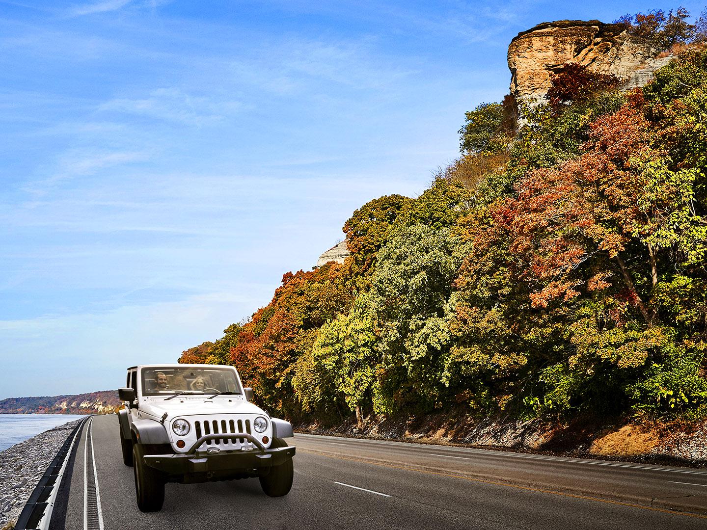 行驶在伊利诺伊州大河之路上的吉普车