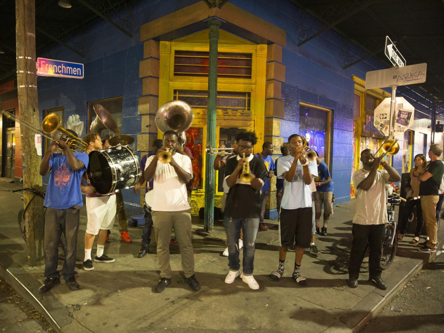 루이지애나주 뉴올리언스 프렌치맨 스트리트에서 공연 중인 버스커들