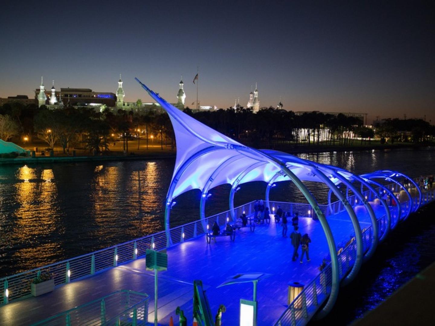 Explorando el Riverwalk durante el crepúsculo en Tampa, Florida