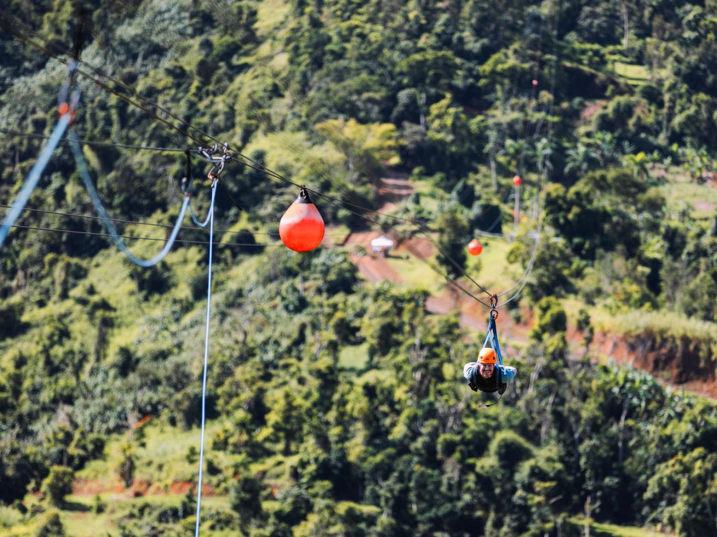 Survol du paysage avec la tyrolienne « The Monster » au Toro Verde Nature Adventure Park de Porto Rico