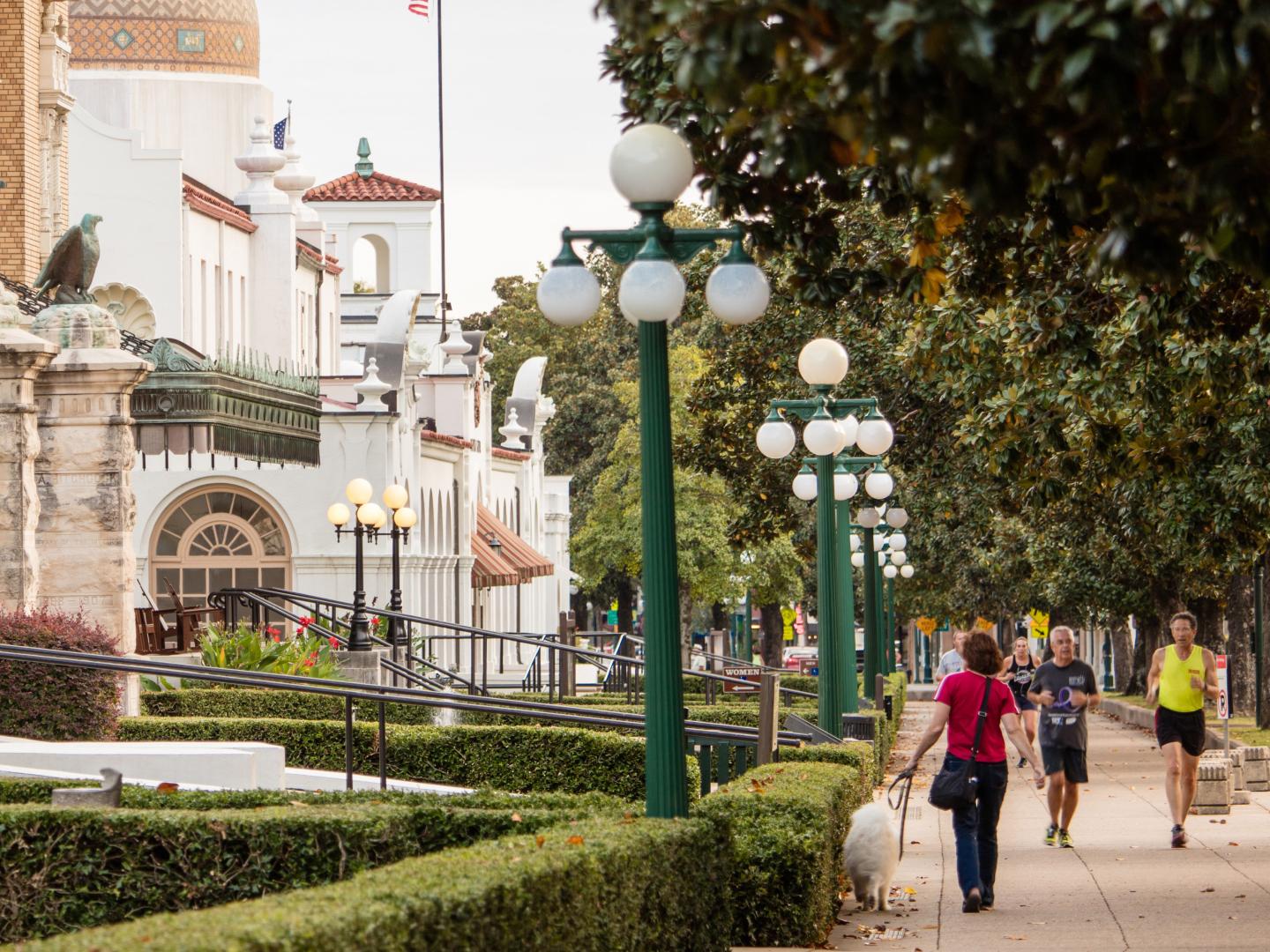 漫步阿肯色州温泉国家公园内历史悠久的浴所一条街