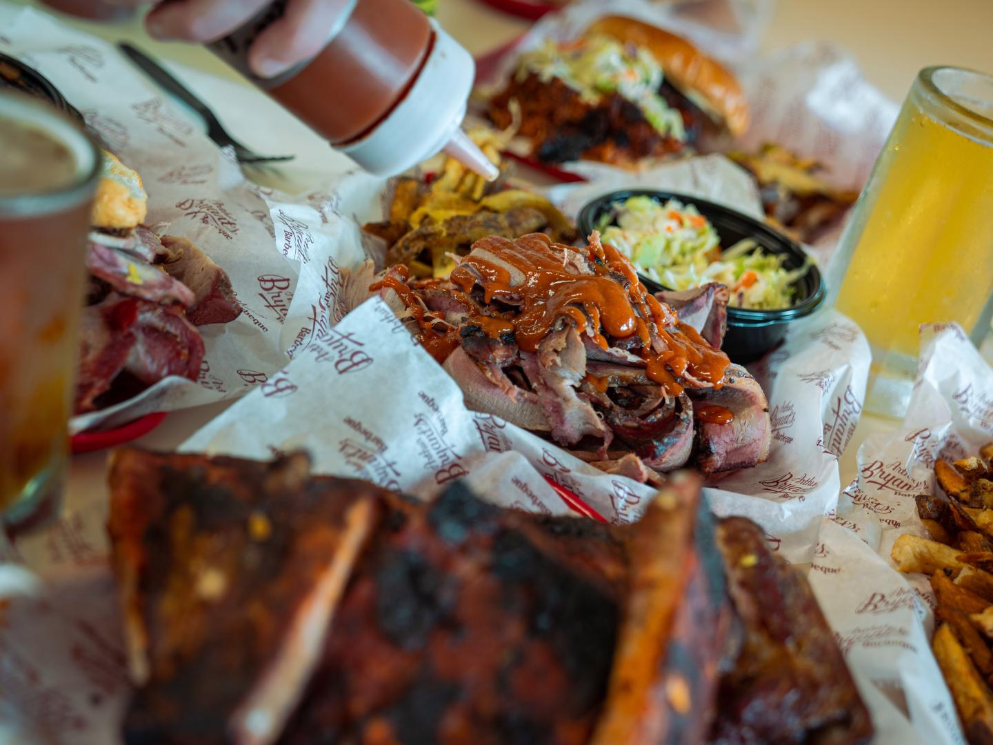 Una muestra de carnes ahumadas, acompañamientos y bebidas en Arthur Bryant's Barbeque de Kansas City, Misuri