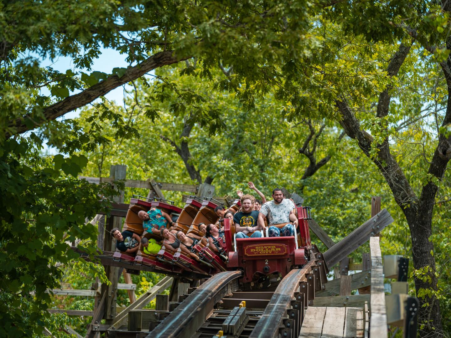 Montaña rusa para toda la familia en Silver Dollar City en Branson, Misuri