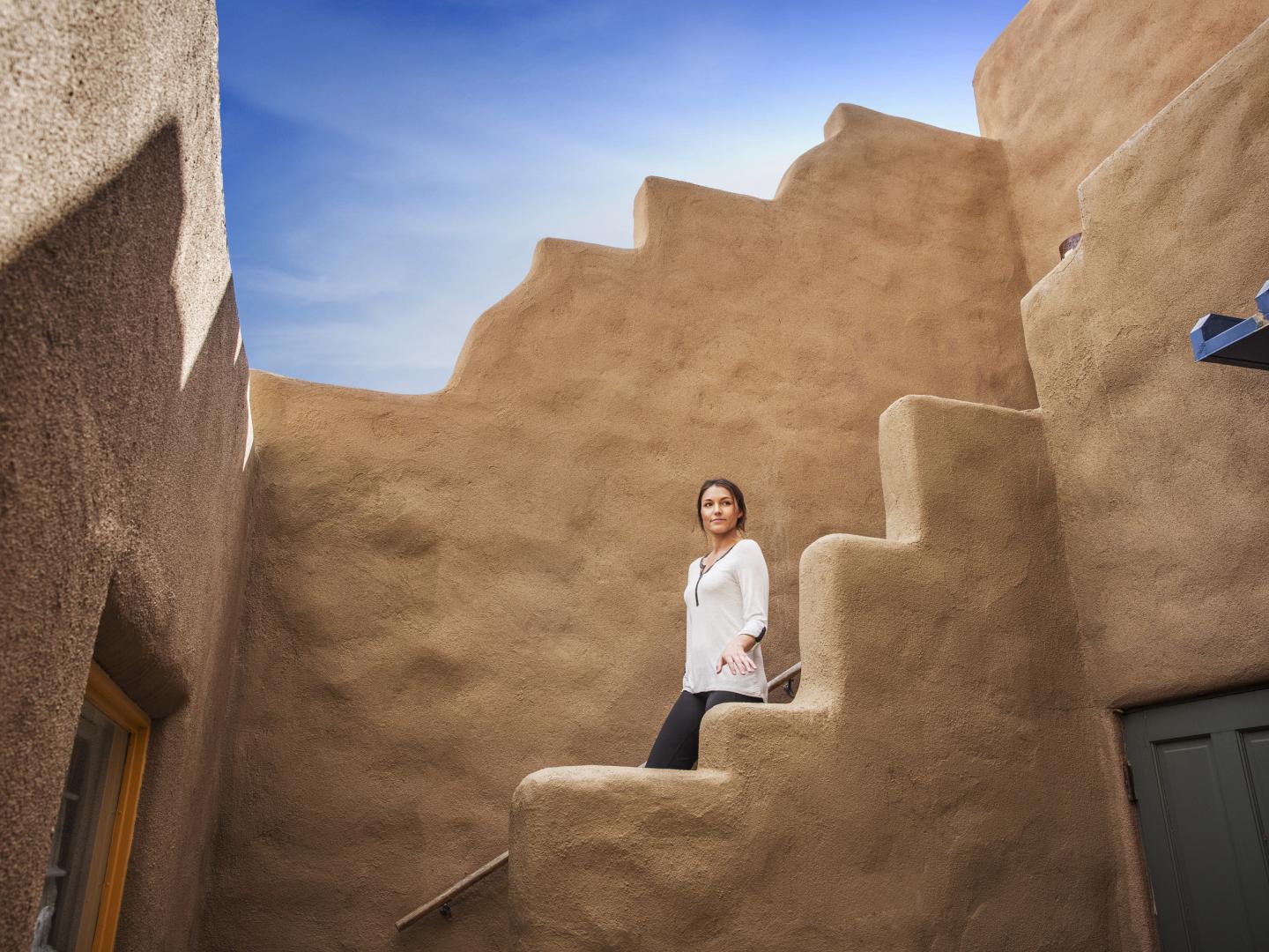 Recorriendo la plaza de Santa Fe en Santa Fe, Nuevo México