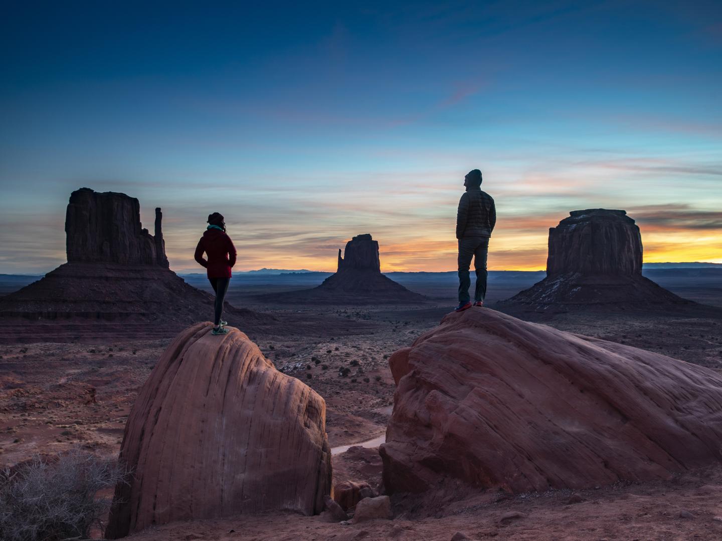 Excursionistas admirando las vistas del Monument Valley Navajo Tribal Park en la frontera de Utah-Arizona