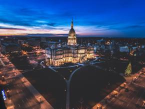 建于 1879 年的密西根州议会大厦和兰辛市中心天际线