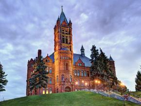 Crouse College, edifício de estilo neorromântico, concluído 1889 Crouse College, edifício de estilo neorromântico, concluído 1889