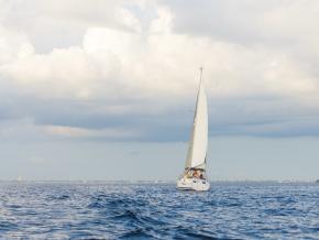 Voilier à Charlotte Harbour, un jour nuageux de janvier