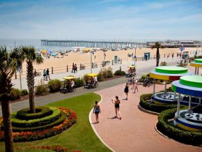 沿著維吉尼亞海灘的木棧道散步 沿著維吉尼亞海灘的木棧道散步