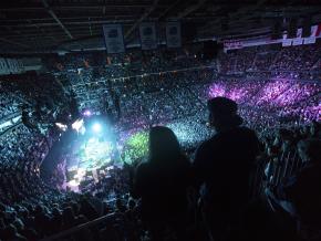 在保德信中心往下看布魯斯‧史普林斯汀演唱會