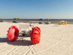 Tricycles de plage colorés le long du littoral de Biloxi Beach