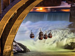 Cabinas del teleférico SkyRide sobre las Spokane Falls Cabinas del teleférico SkyRide sobre las Spokane Falls