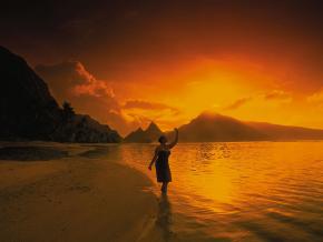 日出时分的马努阿群岛群山与海岸线