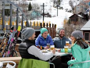 Relaxando na Town Lift Plaza após esquiar Relaxando na Town Lift Plaza após esquiar