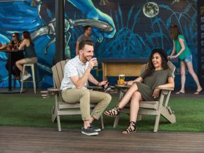 Disfrutando del humor y de una pinta en Pedal Haus Brewery