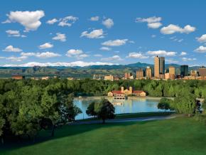Le panorama de Denver, un jour ensoleillé Le panorama de Denver, un jour ensoleillé