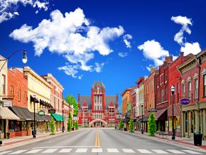 Belle journée pour explorer le centre-ville, comptant plus de 200 bâtiments inscrits au registre national des sites historiques Belle journée pour explorer le centre-ville, comptant plus de 200 bâtiments inscrits au registre national des sites historiques